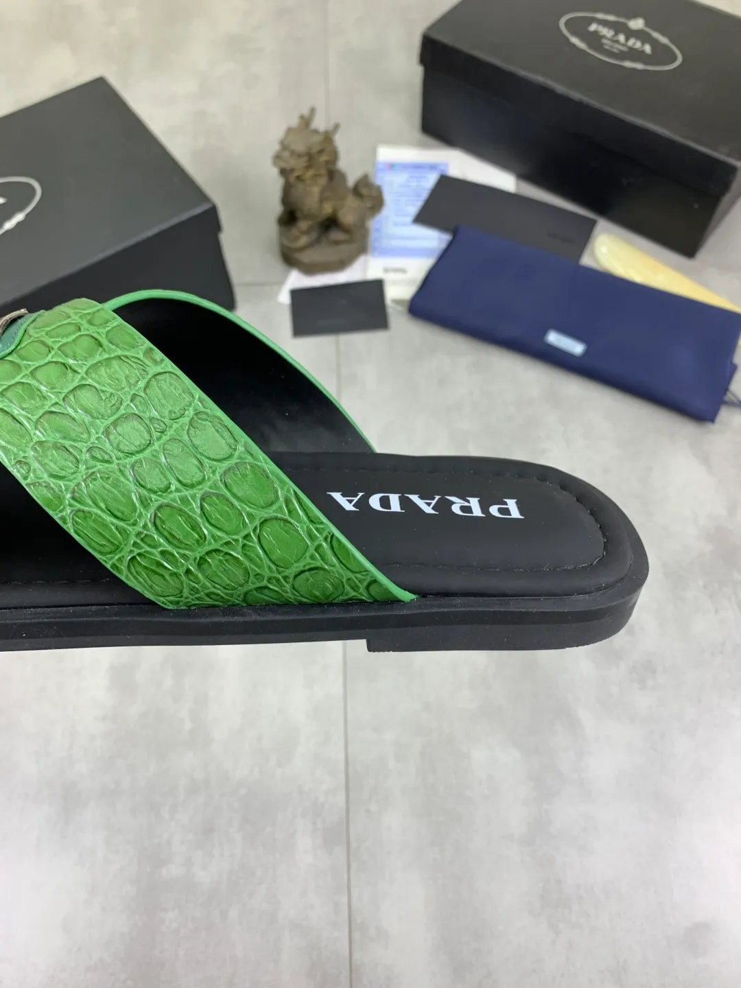 Men's shoes 💰P320💰【New style】🎁🎁🎁 PRADA Prada's new casual slippers, original official website 1:1, perfect workmanship, conveying a kind of noble luxury, sublimating its definition of luxury in Prada's high-end extraordinary craftsmanship. Original combination outsole, size: 39-46 colors 🉑️ to choose from